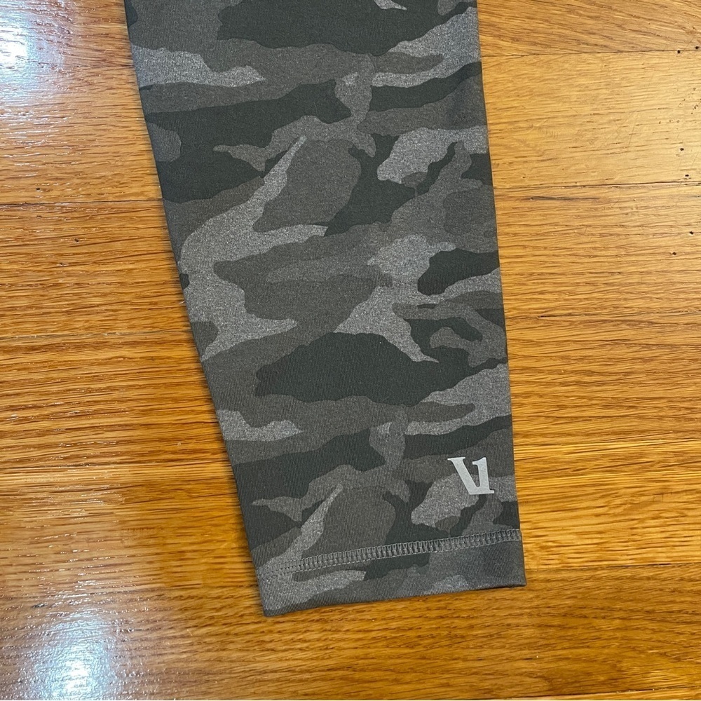 Vuori Caspian Performance 7/8 Leggings Gray Camo - Size Medium - Picture 6 of 8